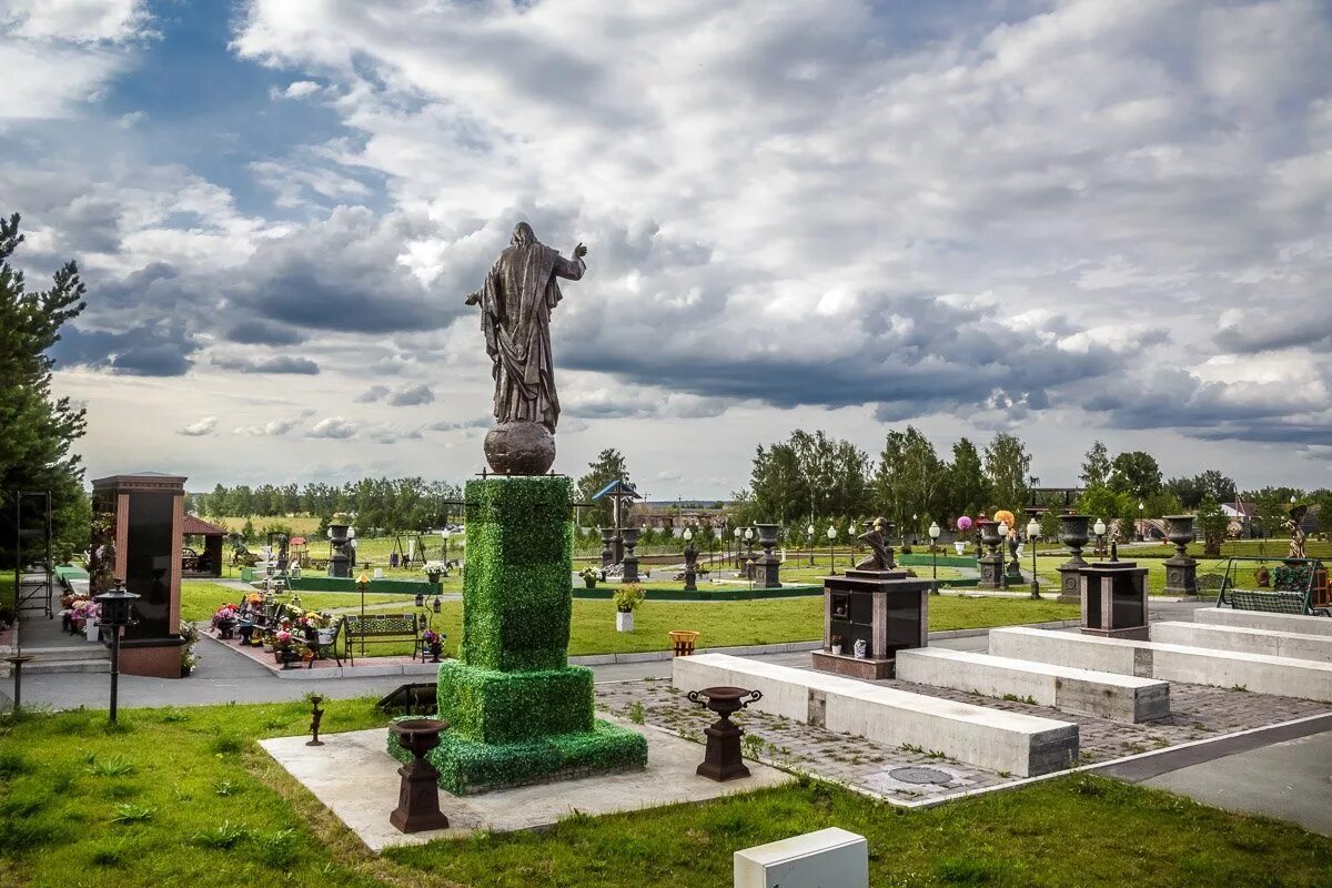 Памяти новосибирской области. Парк крематория Новосибирск. Новосибирский крематорий аллея памяти. Новосибирский крематорий музей. Кремация в Новосибирске парк.