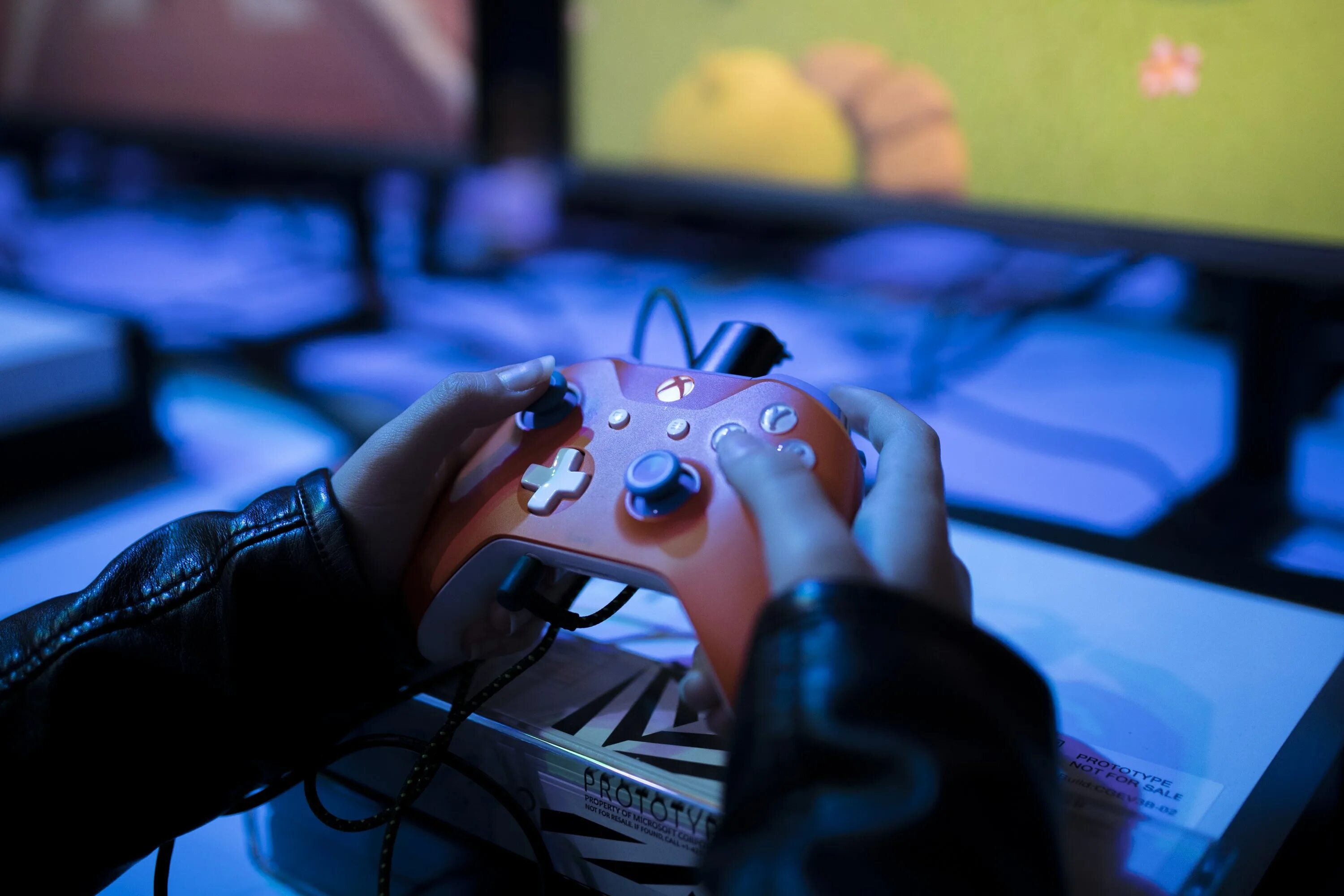 Поставь video games. Блогер в наушниках зп пк задом. Поставь video games. Геймпад в руках. Поставь video games.
