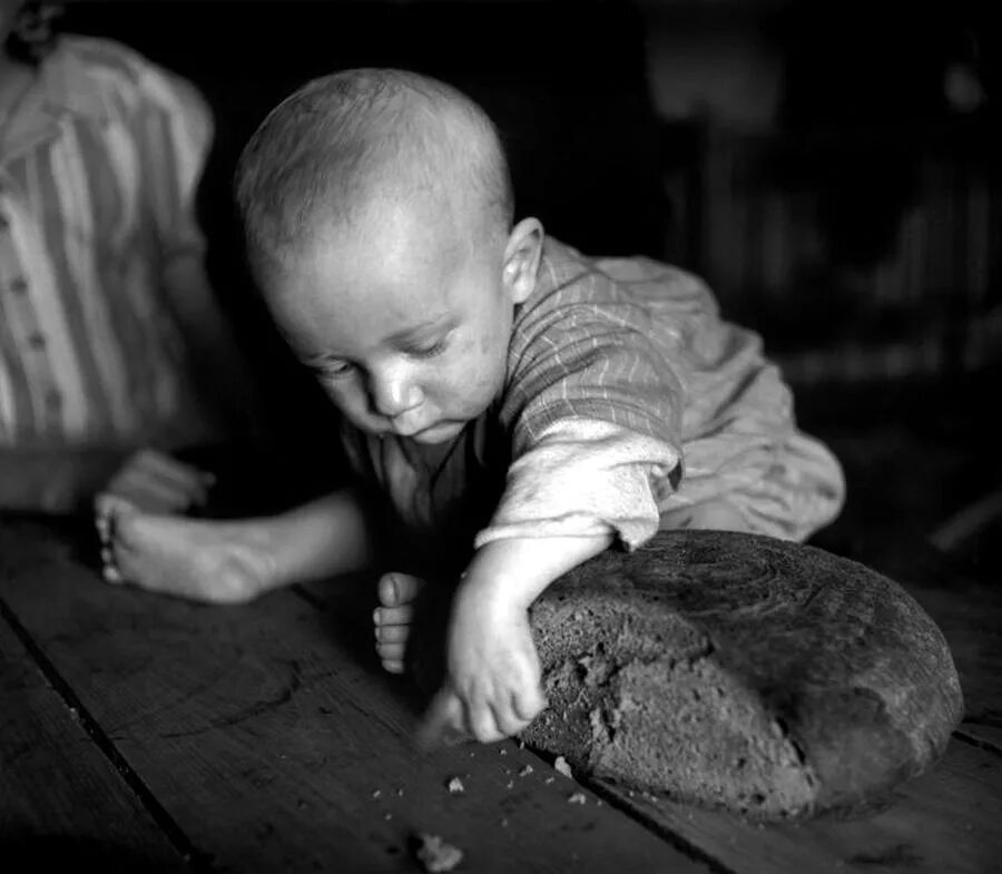 Дэвид Сеймур 1948. Голодное детство войны. Голодные дети на войне детей. Голодные груднички