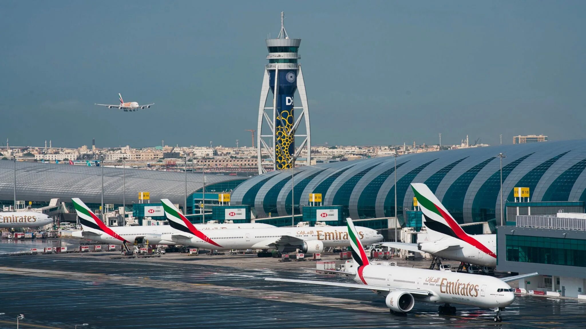 Арабские эмираты аэропорты международные. Международный аэропорт Дубай (ОАЭ). Dubai DXB аэропорт. Дубай Интернешнл аэропорт. Аэропорт Эмирейтс в Дубае.