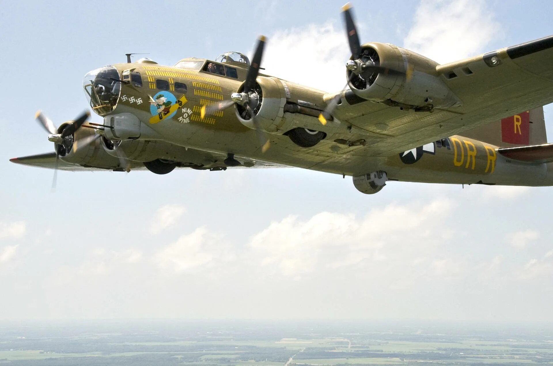 Б 17 кг. Boeing b-17g Flying Fortress. B 17 бомбардировщик. B-17g. Боинг б 17 летающая крепость.