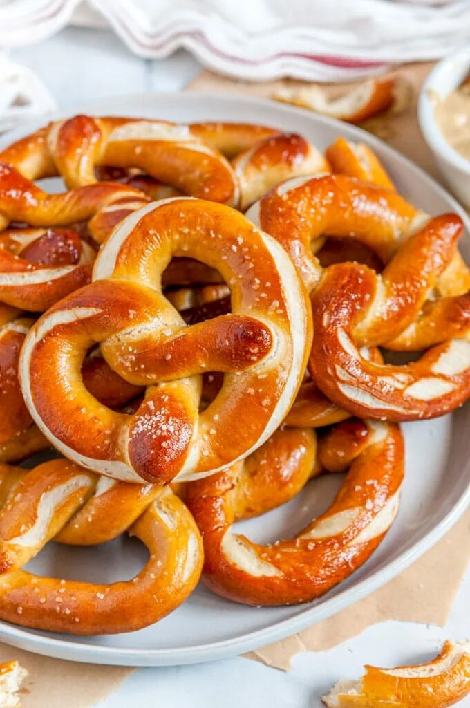 Германский крендель. Крендельки бретцель. Крендель брецель. Вкусный крендель. Горячие крендели.