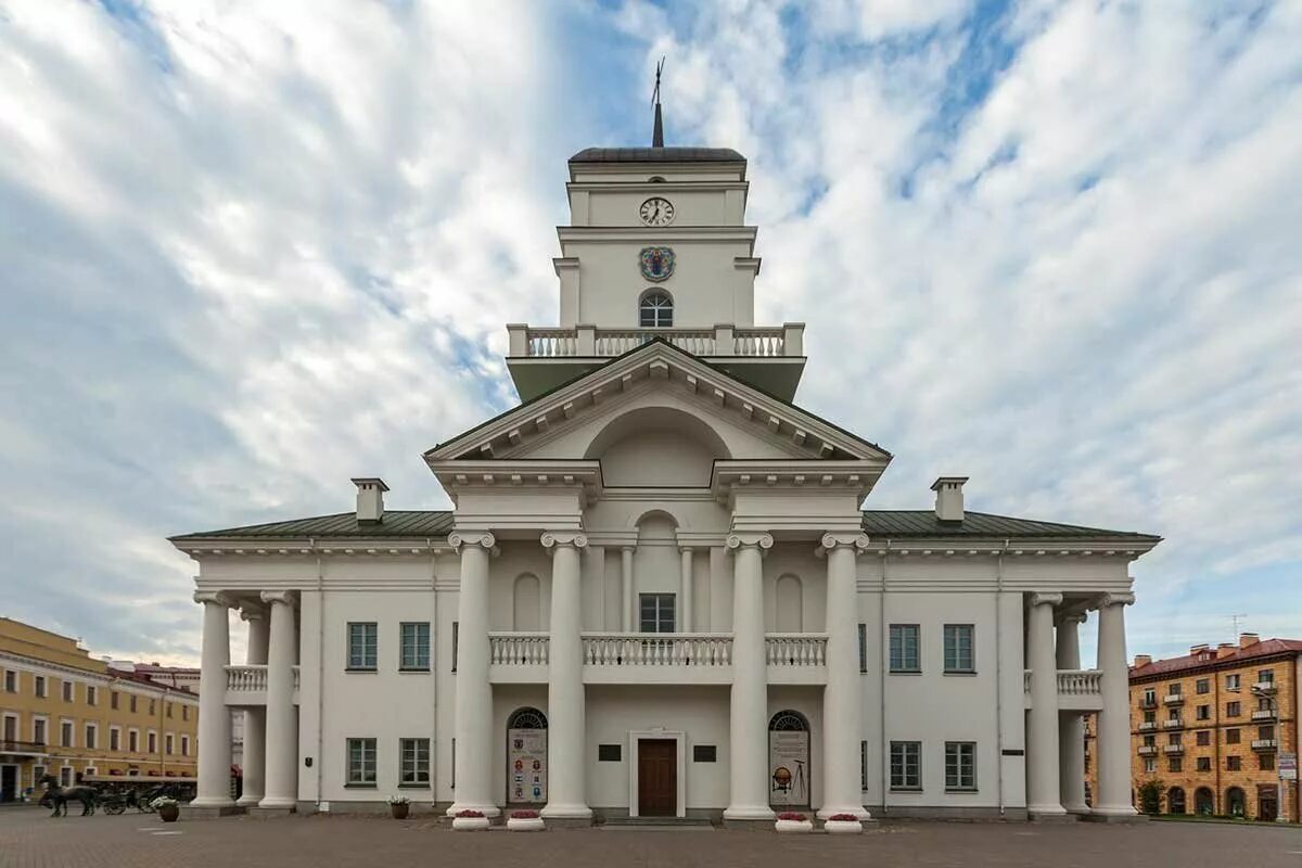 Минская городская ратуша. Ратуша Минск. Минск площадь свободы, ратуша. Памятник у ратуши Минска. Организация г минск