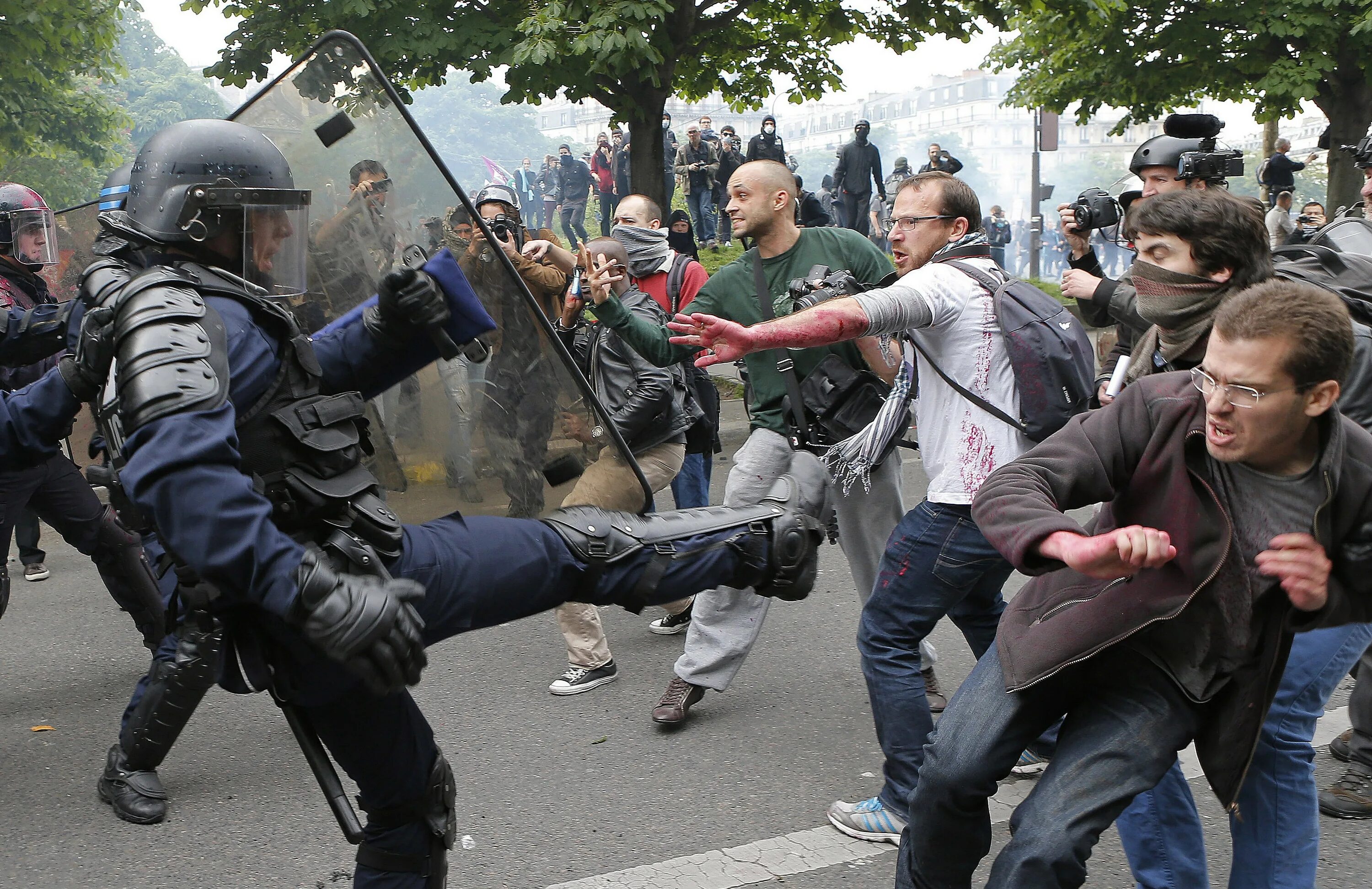 Во Франции разгоняют протестующих. Разгон демонстрантов в Париже. Разгон митингующих во Франции. 5 мая 2011