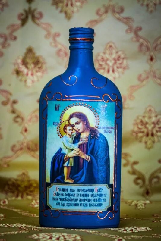 где брать святую воду. когда нужно набирать святую воду на крещение. святая вода. где брать святую воду. стеклянная бутылка для святой воды.