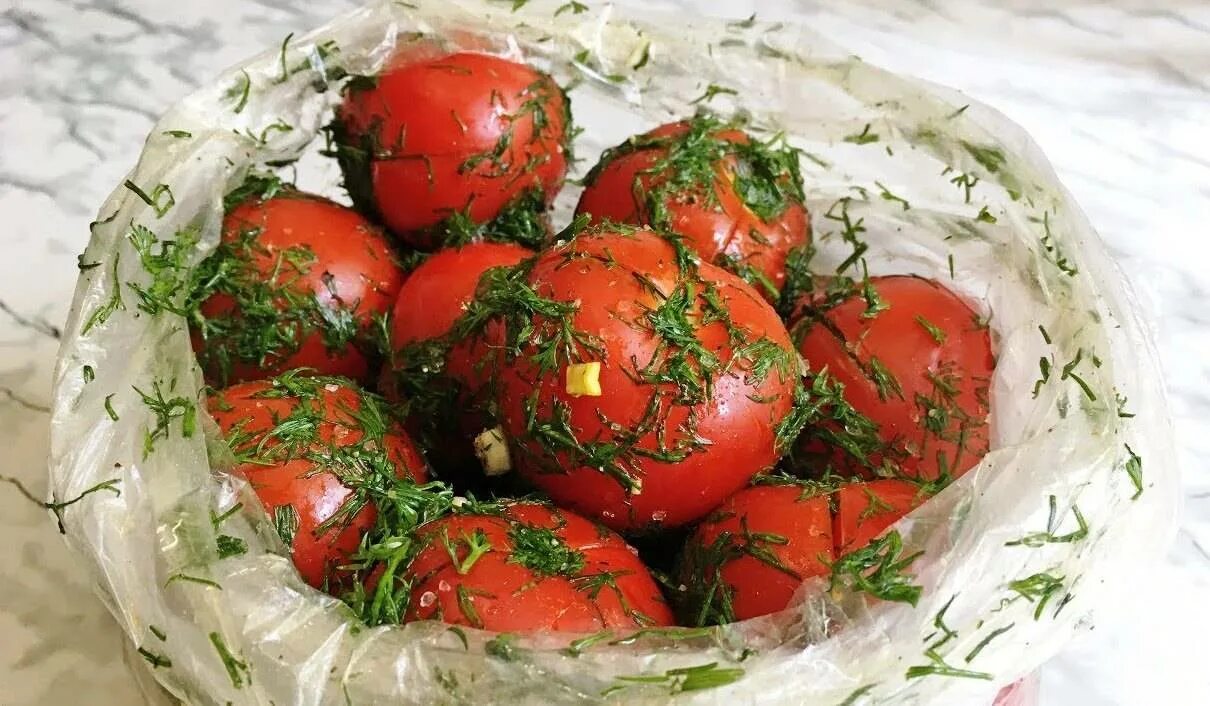 Рецепт приготовления помидор с чесноком. Малосольные помидоры. Малосольные помидоры с чесноком и зеленью. Малосольные фаршированные помидоры. Малосольные помидоры с чесноком и зеленью в кастрюле.