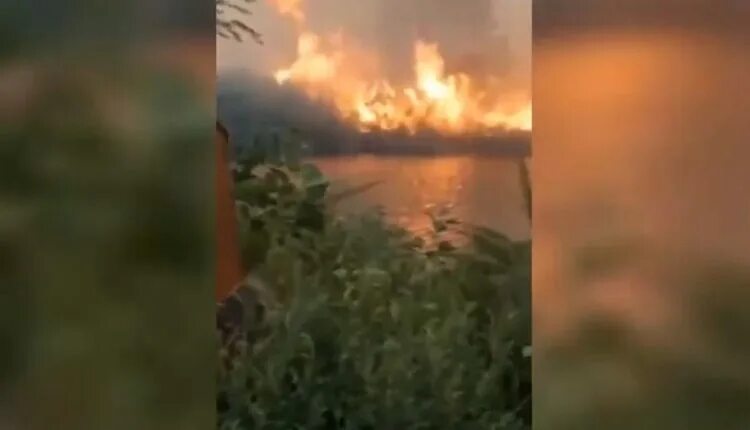 Взрыв пламя. Вижай пожар. Пожар в степи п. Алгайский Новоузенского района. Село Вижай пожар. Взрыв хлопок сегодня