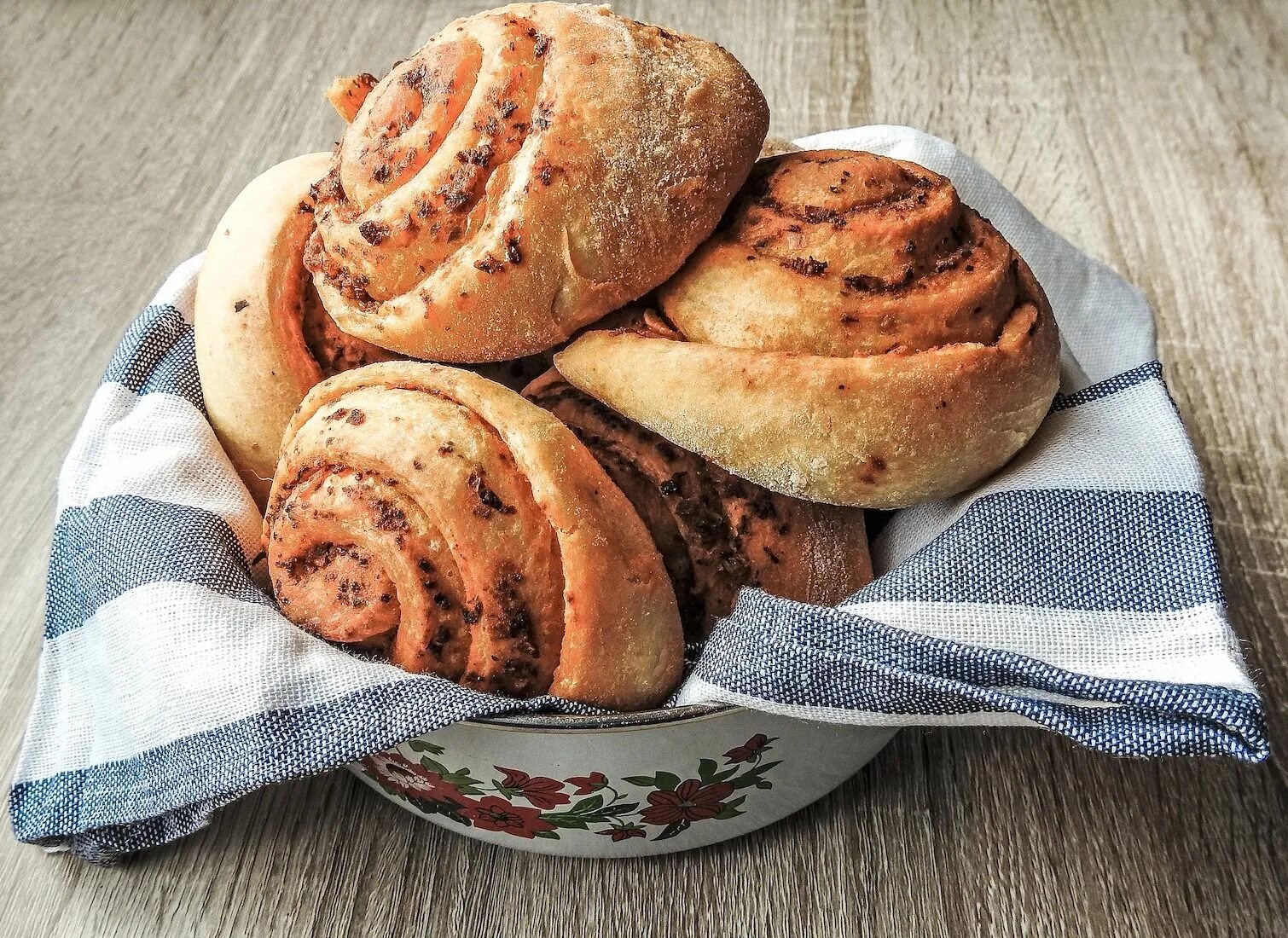 Аппетитные булочки. Аппетитные булочки. Красивые и вкусные булочки. Выпечка. Сдобная булочка.