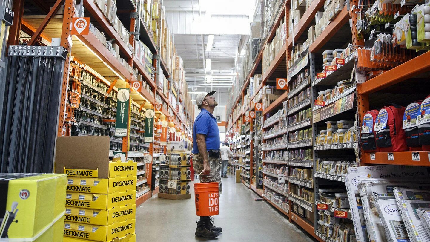 кассирша в супермаркете. продавец кассир. инвентаризация магазина. продавец на кассе. работающие гипермаркеты.