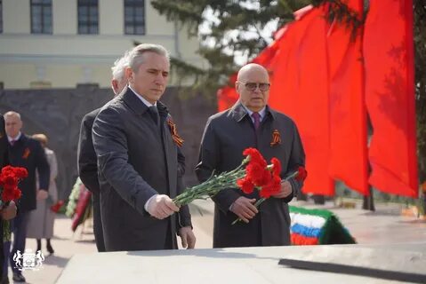 Торжественное возложение цветов