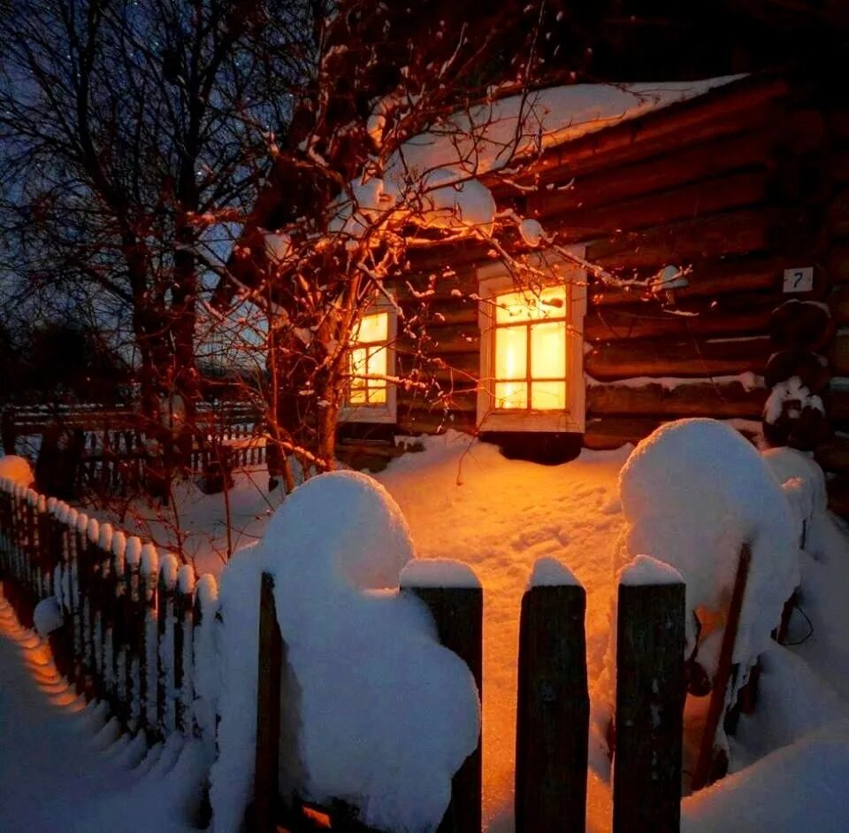 Зимняя деревня. Зима в деревне. Деревня зимой. Деревенский дом зимой. Зайдешь в такую избушку зимой жилым