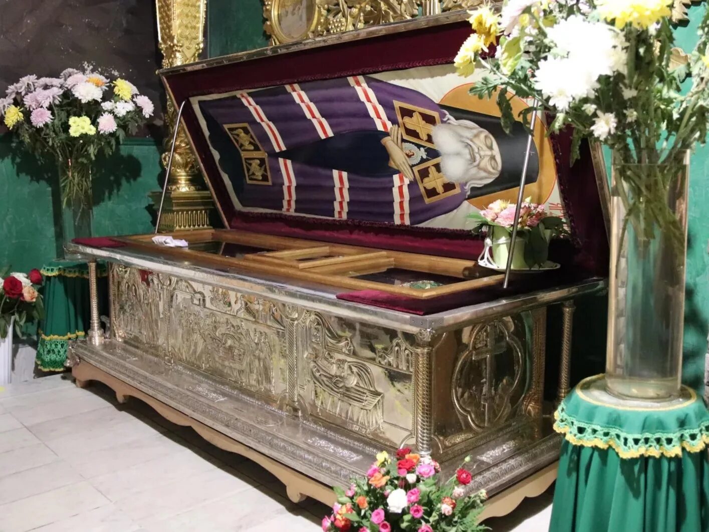 Мощи святого луки крымского. Лука войно-ясенецкий мощи. Свято-троицкий монастырь симферополь мощи святителя луки. Мощи святителя луки (в. Мощи святого луки крымского.