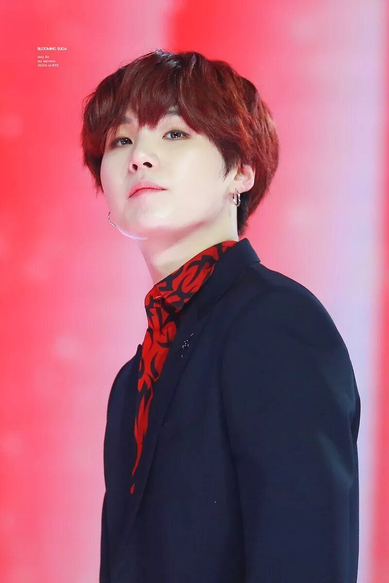 Юнги в красном. Yoongi Red hair. Юнги Red hair. БТС 2014 красный Юнги. Min yoongi Red hair.