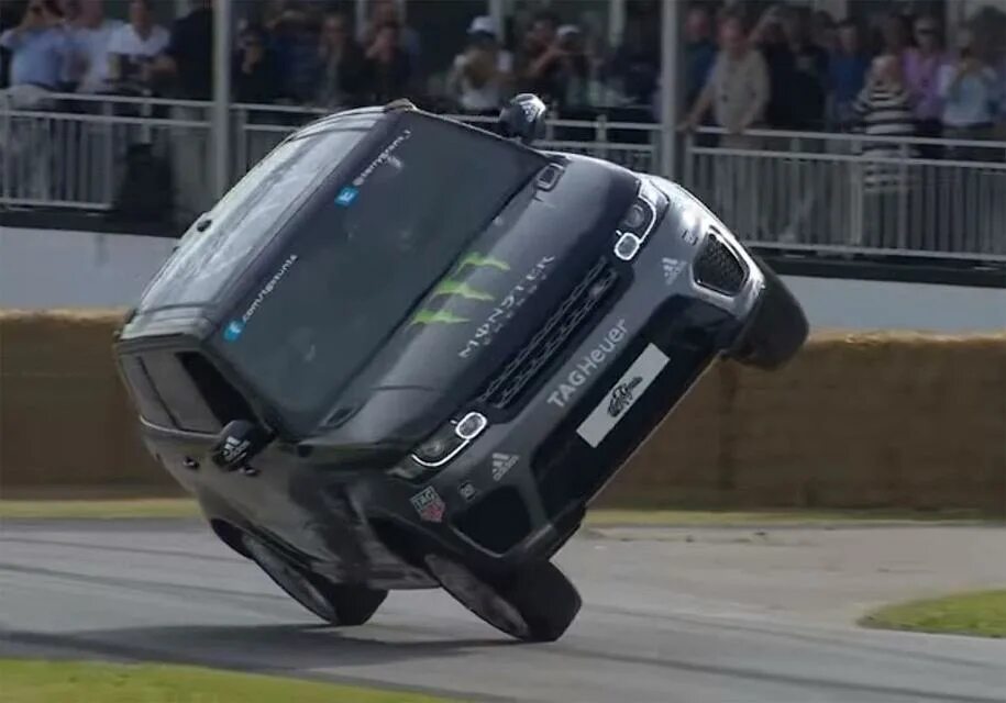 Опрокидывание автомобиля. Авто на двух колесах. Арабские машины езда на 2 колесах. Ездить на машине. Езда на двух колесах.