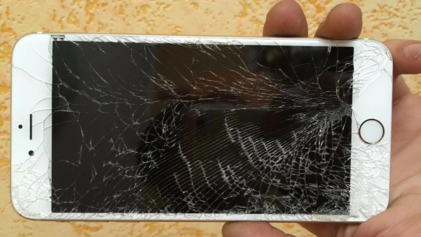 Разбитый айфон. Сломанный айфон. Разбитые айфоны. Разбитый экран айфона.