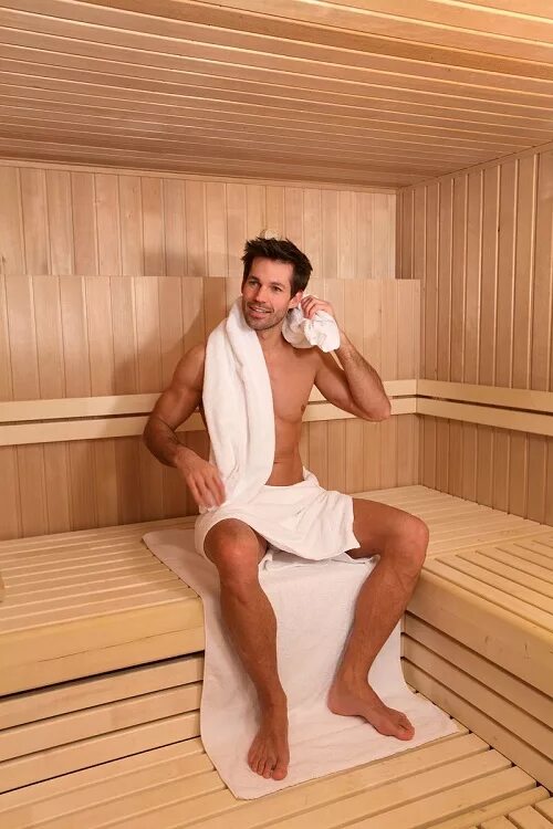 Парни в сауне. Люди в парилке. Сауна аденома. Баня в походе. Можно ли париться при простатите.