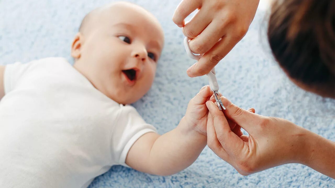 Как подстричь новорожденного. Ребенок подстригает ногти. Подстригаем ногти малышу. Стрижка ногтей новорожденному. Стричь ногти новорожденному.