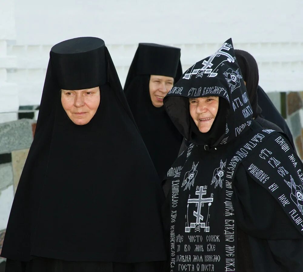 Можно ли в церковь в капюшоне. Одежда послушницы католического монастыря. Одежда инокини и монахини православной. Ряса католической монахини. Одеяние послушницы в монастыре.