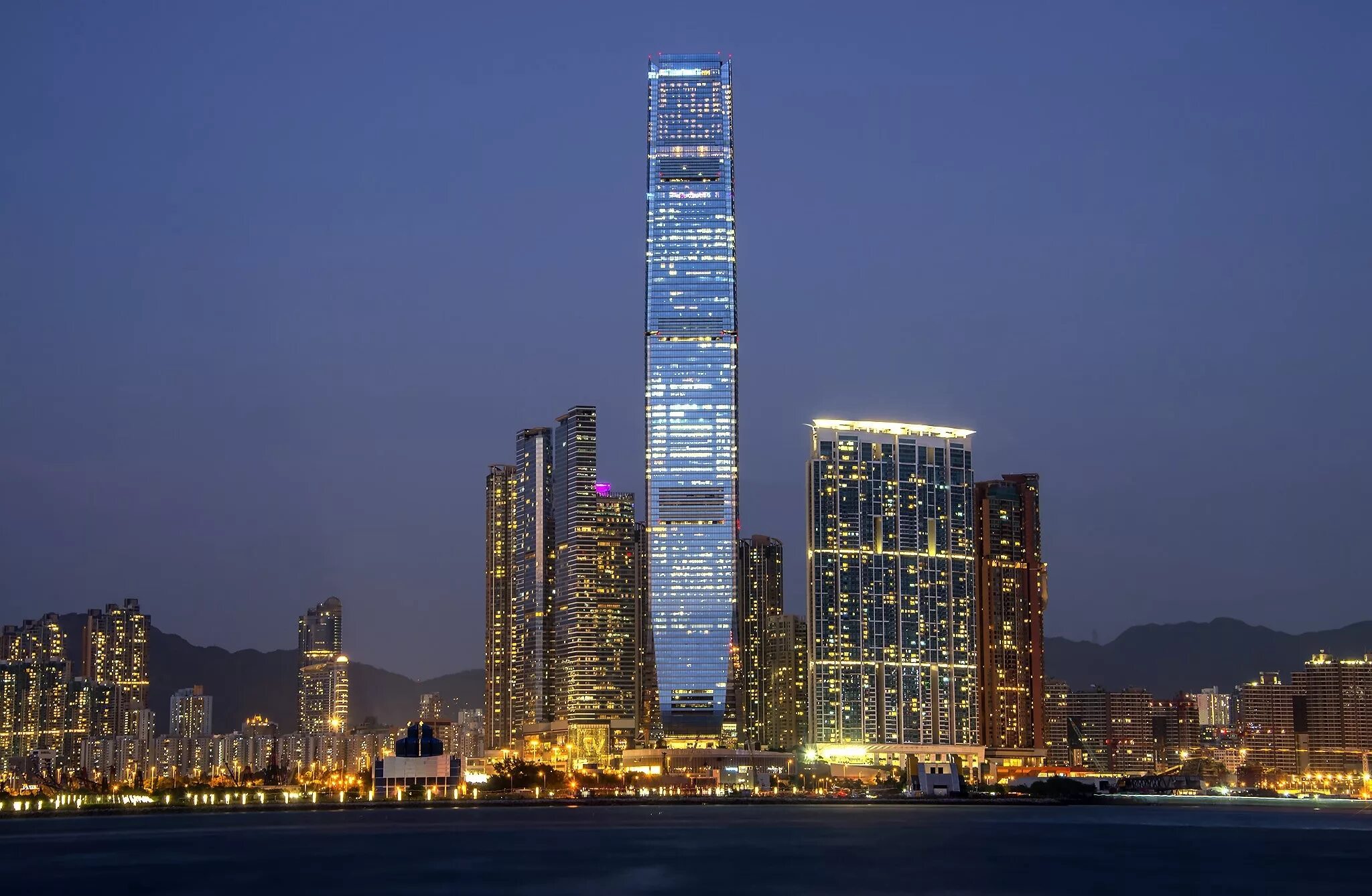 Небоскребы гонконга. Международный коммерческий центр (International Commerce Centre) Гонконг. Международный финансовый центр небоскрёб в Гонконге. Небоскреб Гонконга скайскрепер. Международный коммерческий центр (484 м). Гонконг, Китай.