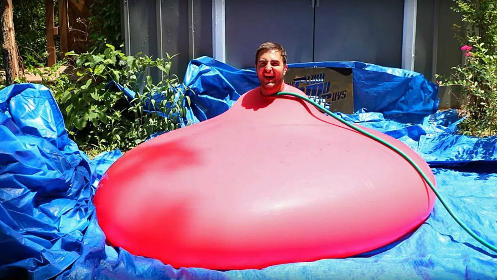 Большие шары видео. Огромный надувной шар. Надувной пузырь. Самый большой надувной шарик в мире. Воздушные шарики надувать.