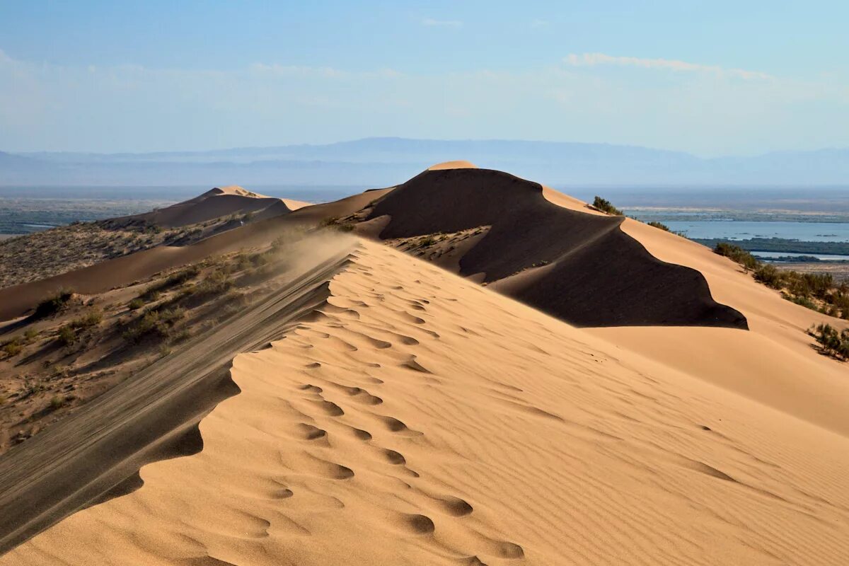 песчаные горы. гора пески высота. гора пески высота. горы песка в пустыне. бархан сарыкум.