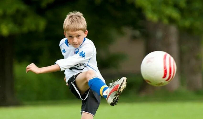 Мальчик футболист. Ребенок с футбольным мячом. Мячики для детей. Мальчик с мячом. I play soccer