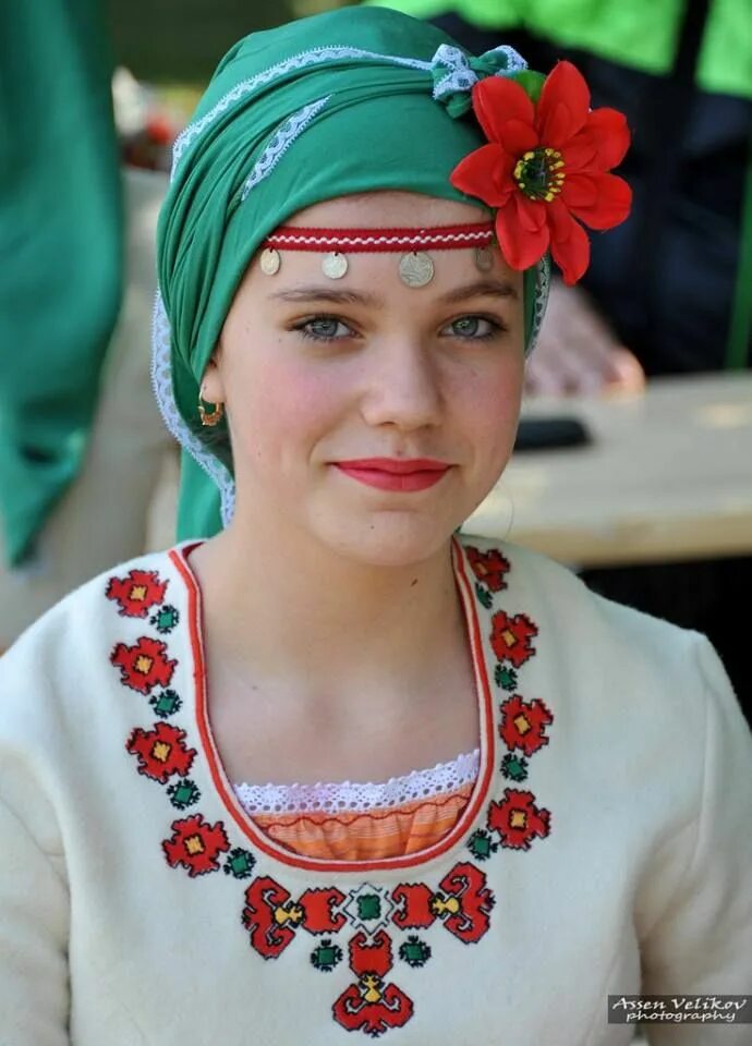 Красивая девушка болгар. Болгарский национальный костюм женский. Венгерские красавицы. Болгарские девушки. Болгары женщины.
