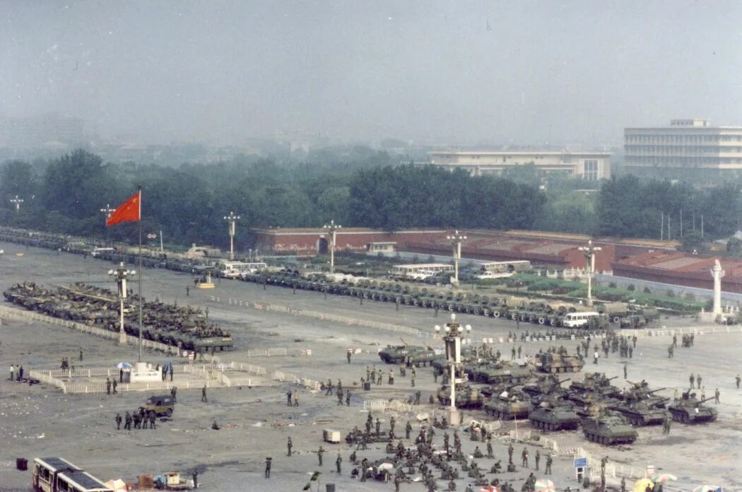 События на площади тяньаньмэнь. Площадь тяньаньмэнь в пекине 1989. тяньаньмэнь 1989 танк. площадь тянь ань мынь 1989. события на площади тяньаньмэнь 1989.