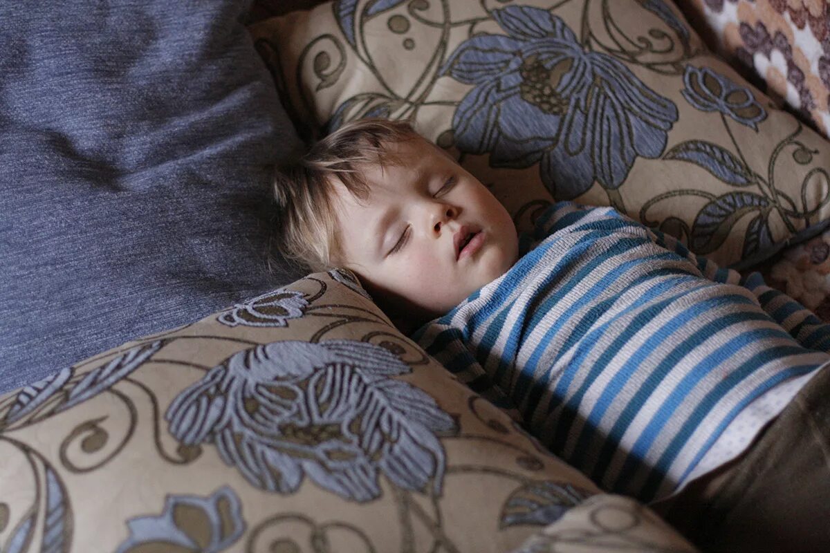 Плачущие дети в детском доме. Мальчик дома 6. Трудолюбие дошкольников. Грустный мальчик. Освещение рабочего места школьника.