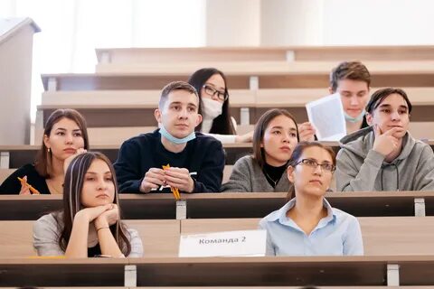 Пригласила студента