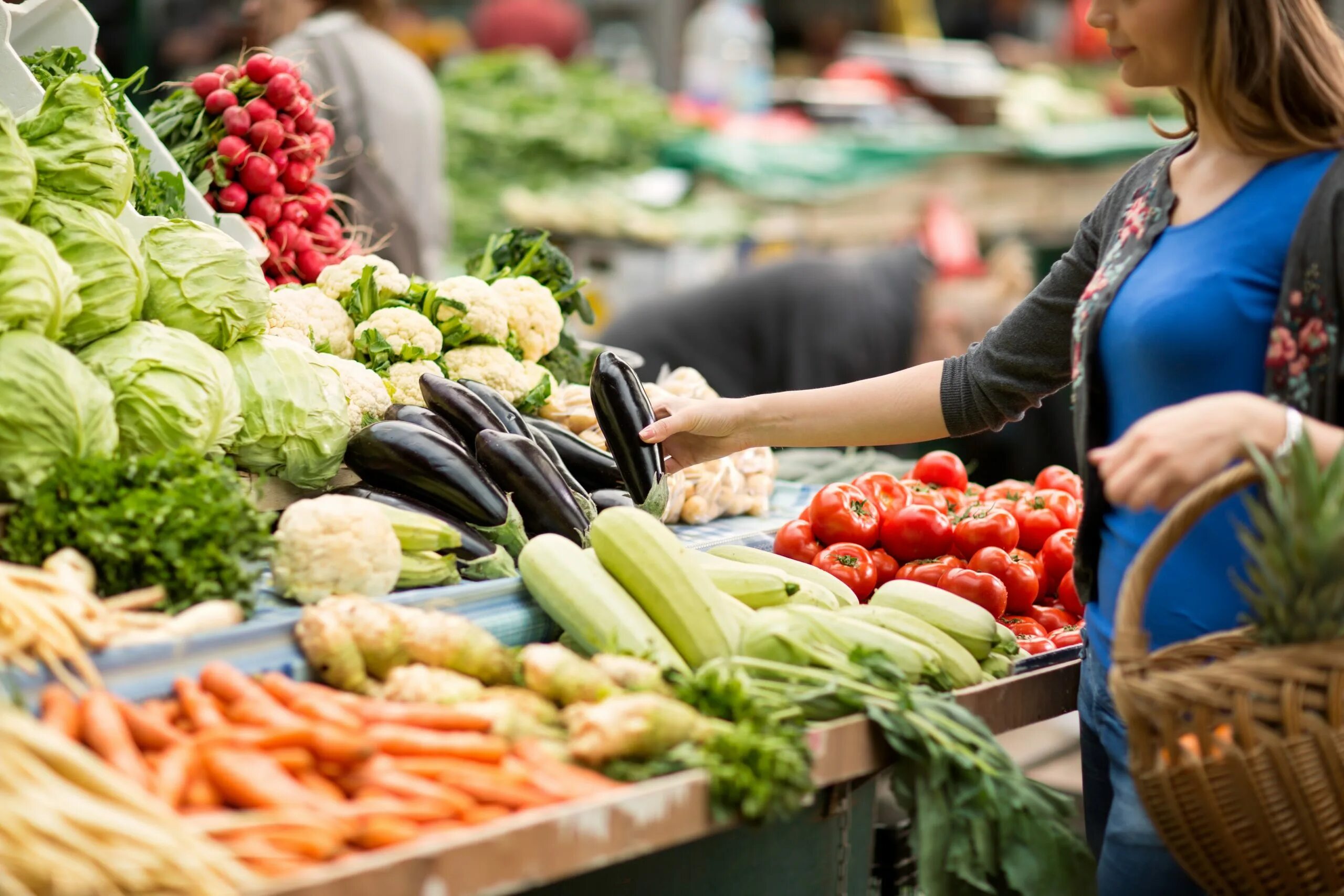 Торговля продуктами ооо. Овощи на рынке. Овощной рынок. Овощи и фрукты на рынке. Продовольственный рынок.