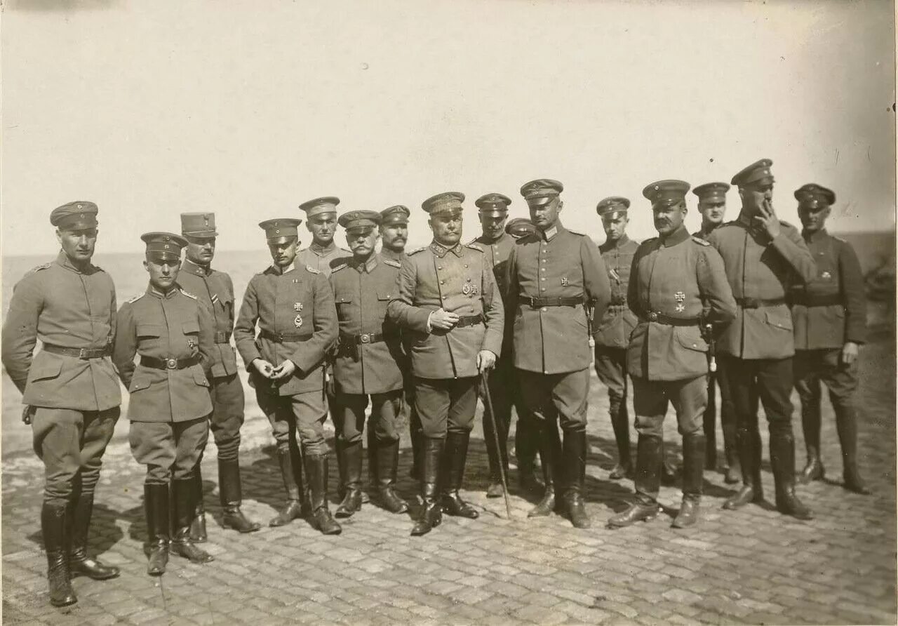 Офицеры 1 8. Таганрог 1918 немцы в Таганроге. Немцы в Таганроге в 1918 году. Таганрог немецкая оккупация 1918. 1918 Года Германская армия.