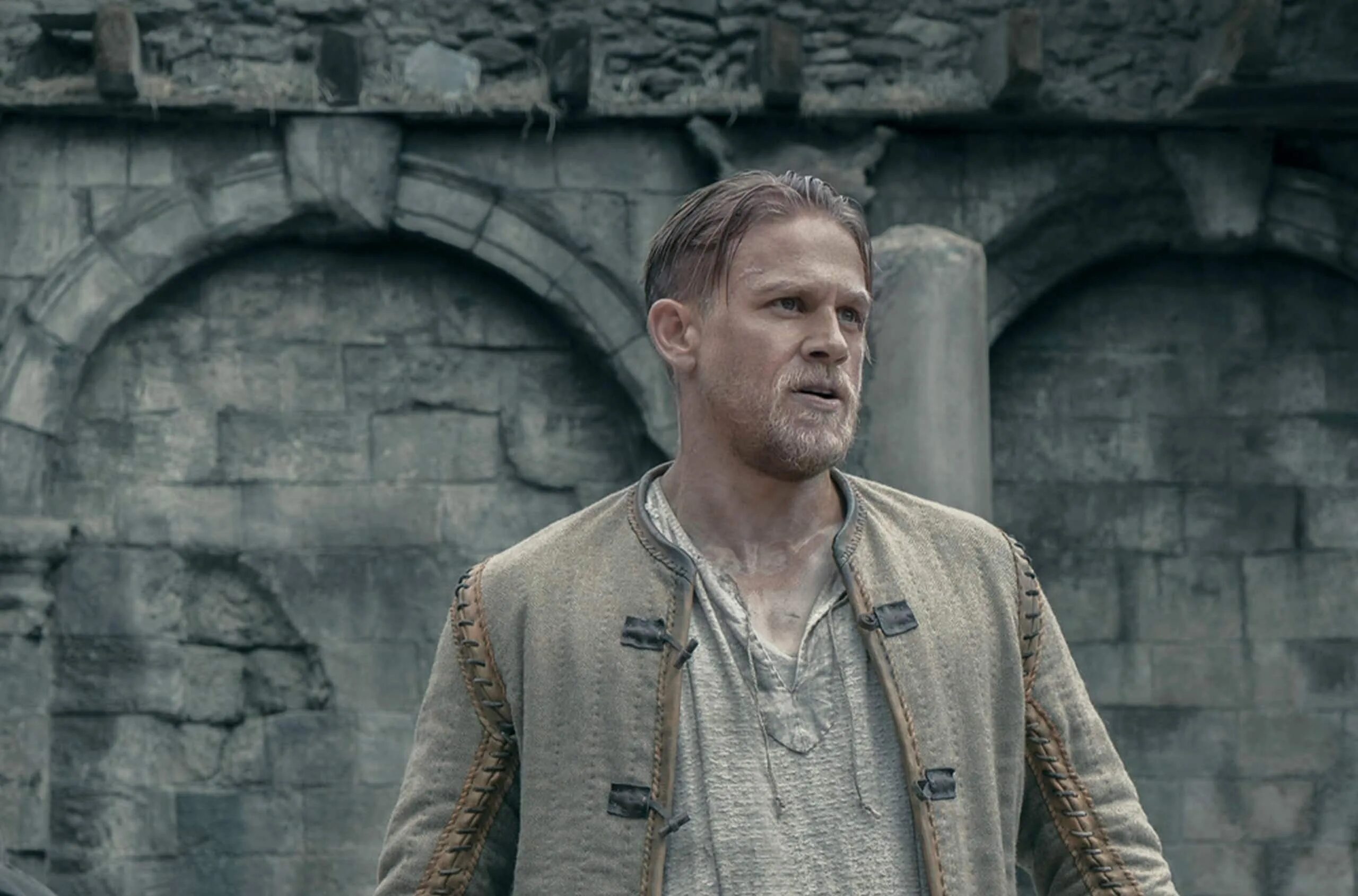 Меч короля артура чарли. Чарли ханнэм король артур. Чарли ханнэм меч короля артура. Меч короля артура фильм 2017. Меч короля артура чарли.