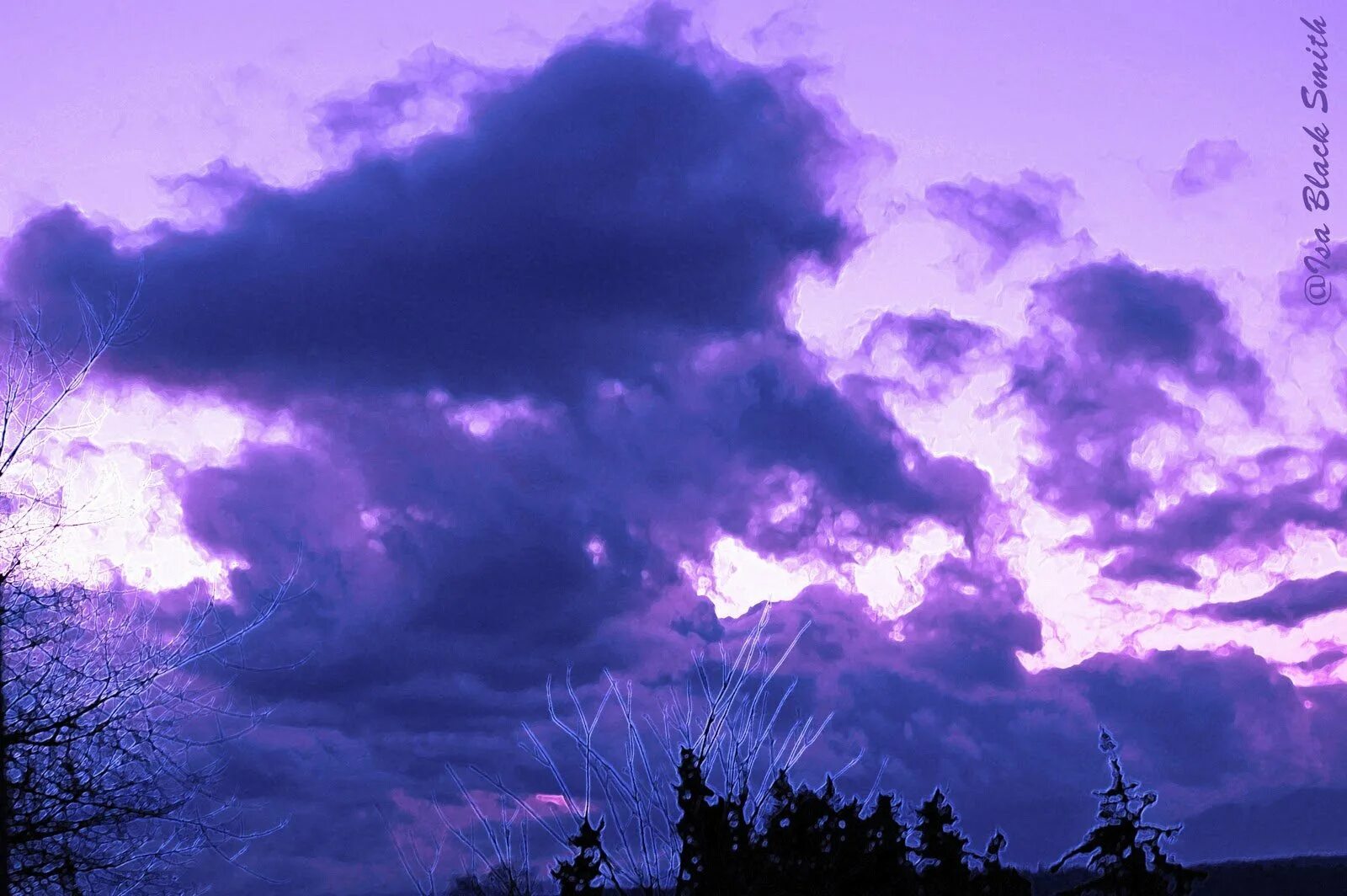 Сирени облаков. Фиолетовое небо. Фиолетовое облако. Красивые облака. Сиреневые облака.