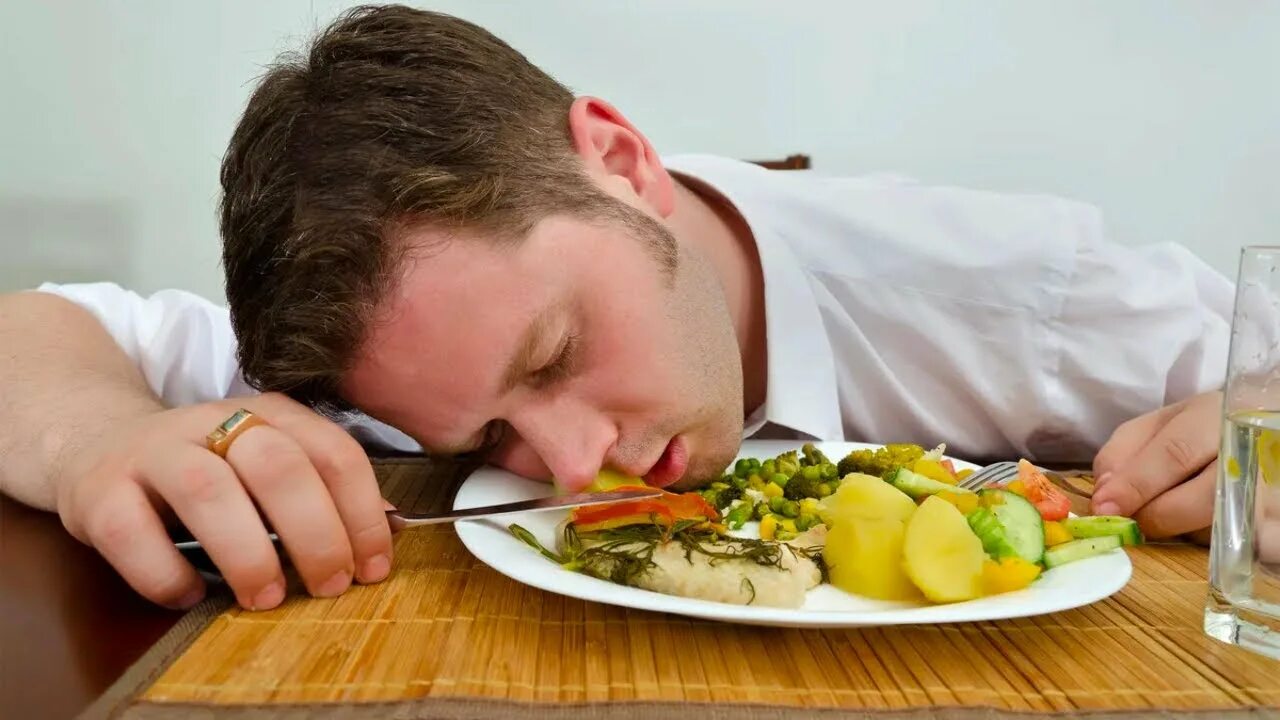 Тошнит после завтрака. Уснул за столом. Еда и сон. Мужчина обедает. Уснул за едой.