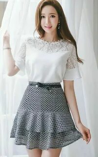 Қыз жоғары қарай ағынға зейін қояды