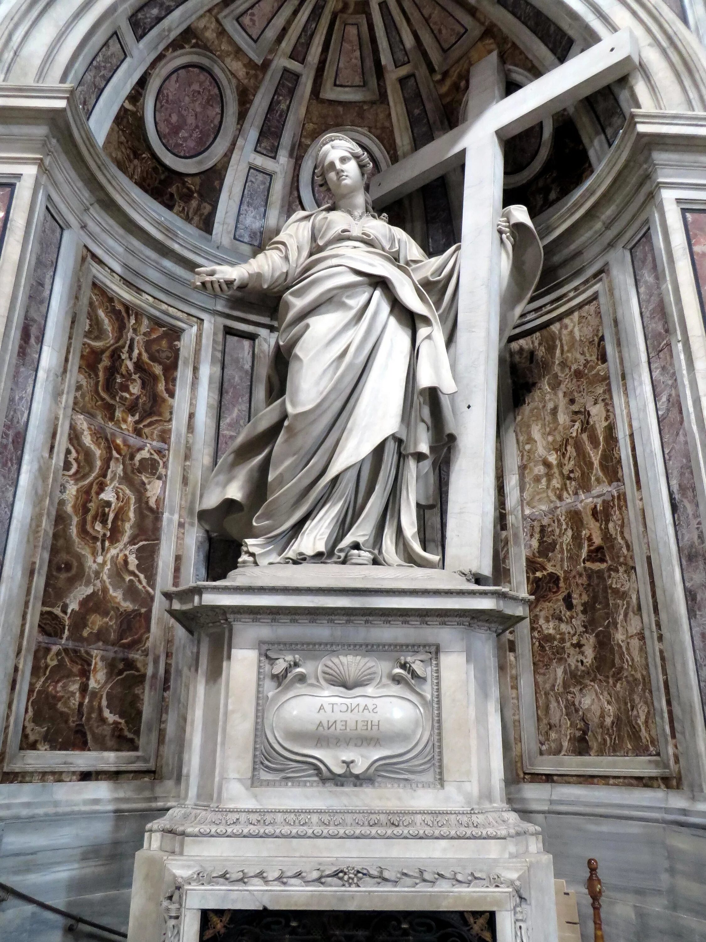 Святая римской католической церкви. Статуи Ватикана. Статуи святых в соборе Святого Петра. Санта-Кроче Флоренция надгробие статуя свободы.