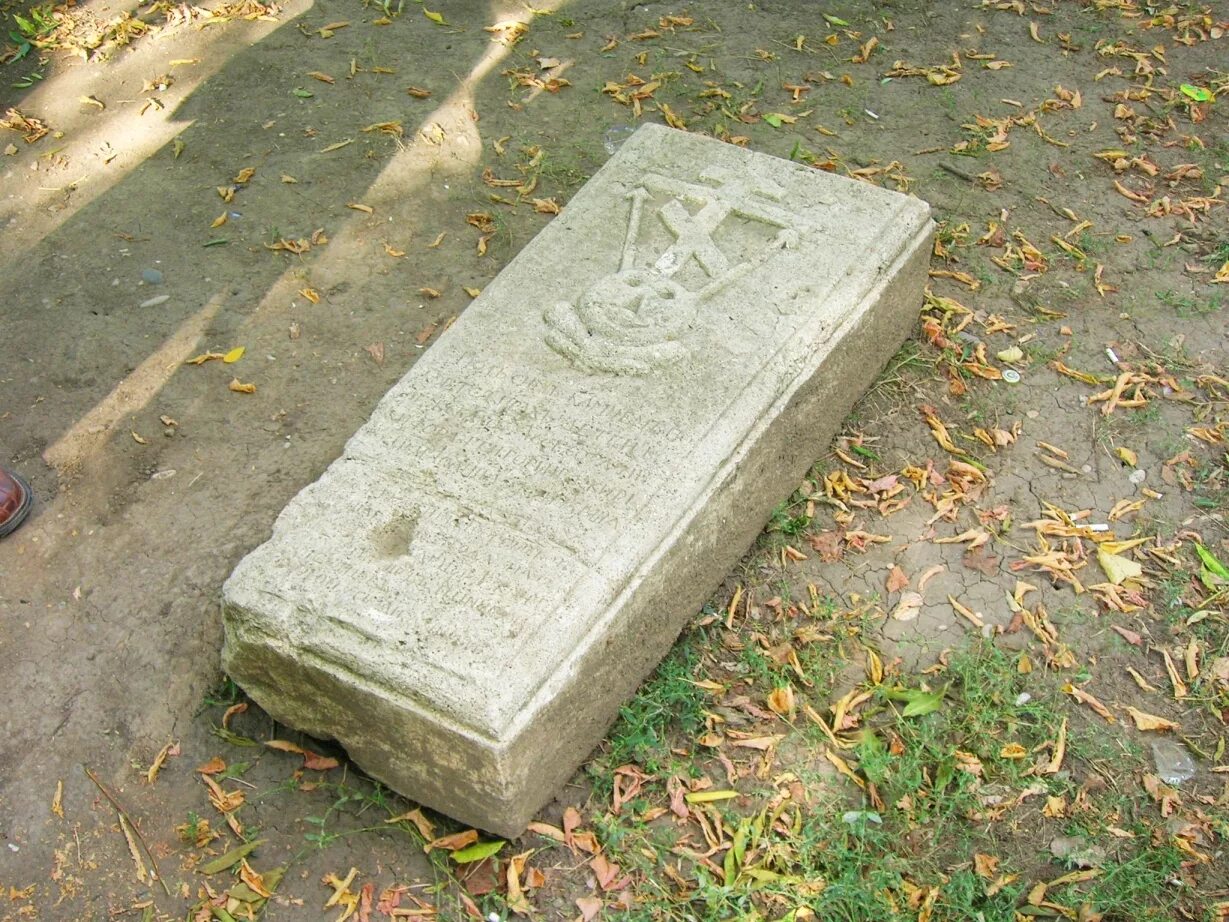 Надгробная плита. Могильный камень на кладбище. Могильная плита. Надгробный камень плита.