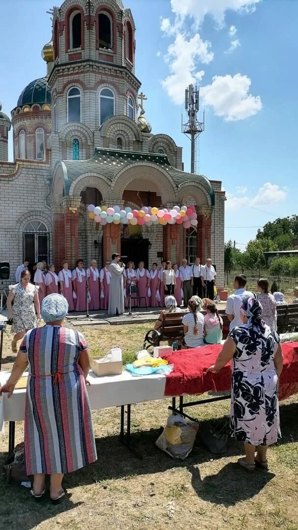 Село Вареновка Неклиновский район. Село Вареновка Ростовская область. Село Вареновка Ростовская область 2000 год. Праздник Троица в храме.