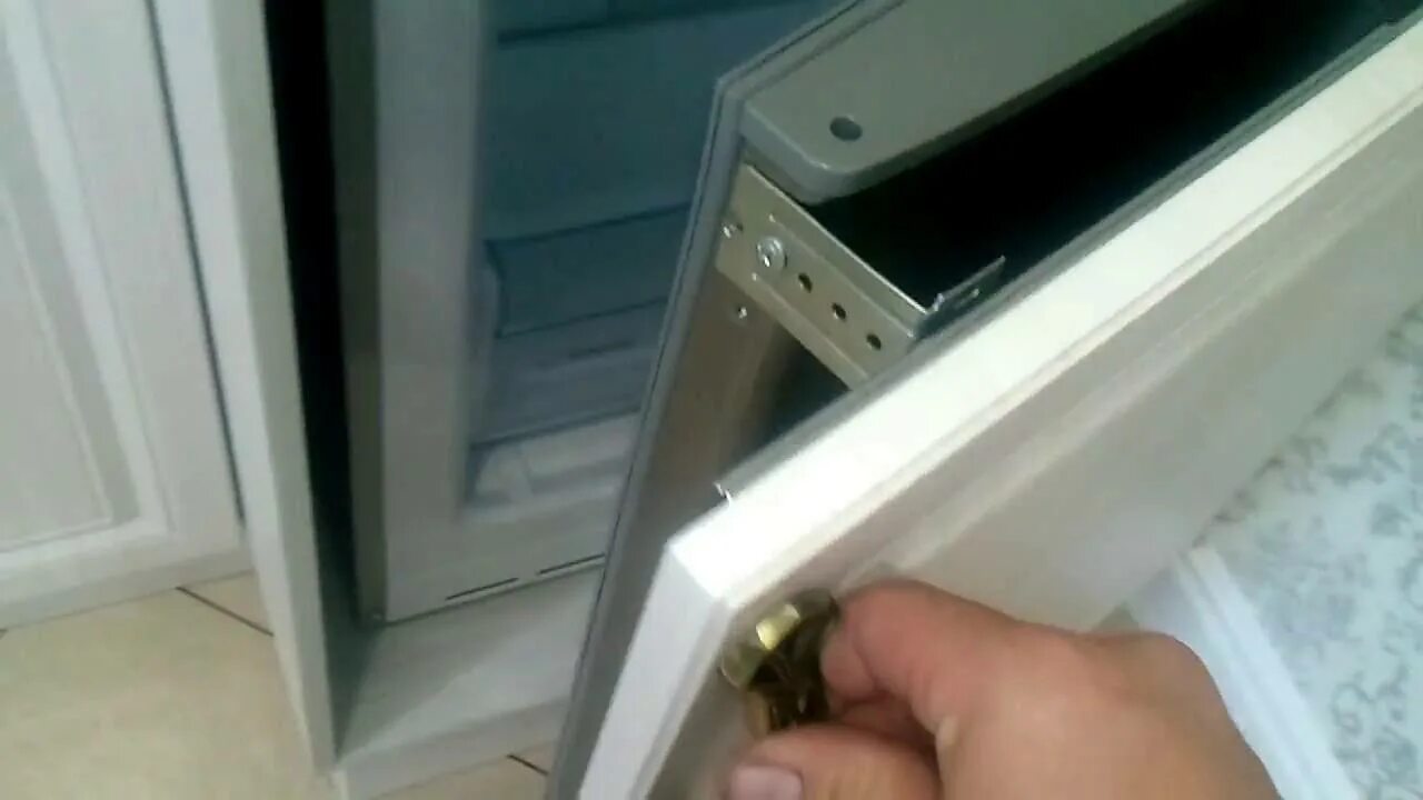 Можно ли сделать обычный встраиваемый. Направляющие фасада холодильника. направляющие для встраивания обычного холодильника. встроить обычный холодильник в шкаф. монтируем двери на встраиваемый холодильник.