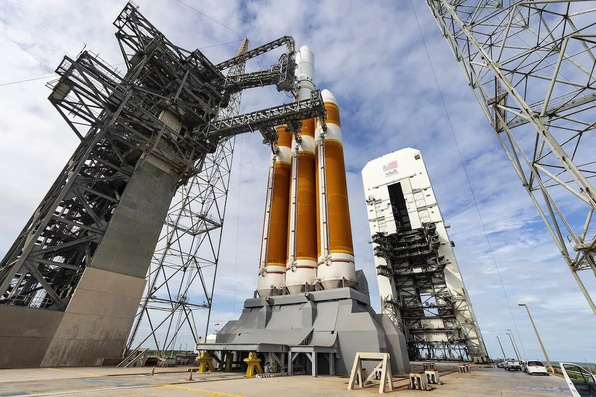 Delta iv heavy. Дельта-4 ракета-носитель. Ракета Дельта 4 хеви. Дельта 4 Медиум. Стартовая площадка Дельта 4.