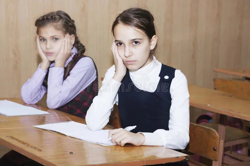 Она девочка с класса. Красивые школьницу на уроке. ученица за партой. ученицы 8 класса. ученицы 9 класса.