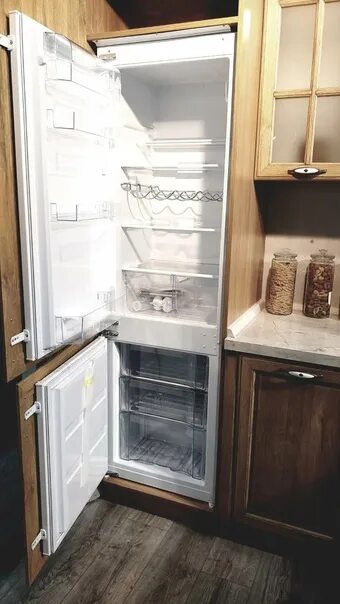Можно ли сделать обычный встраиваемый. Встроенный холодильник в кухонный гарнитур. шкаф под обычный холодильник. встроить обычный холодильник. обычный холодильник встроенный в кухню.