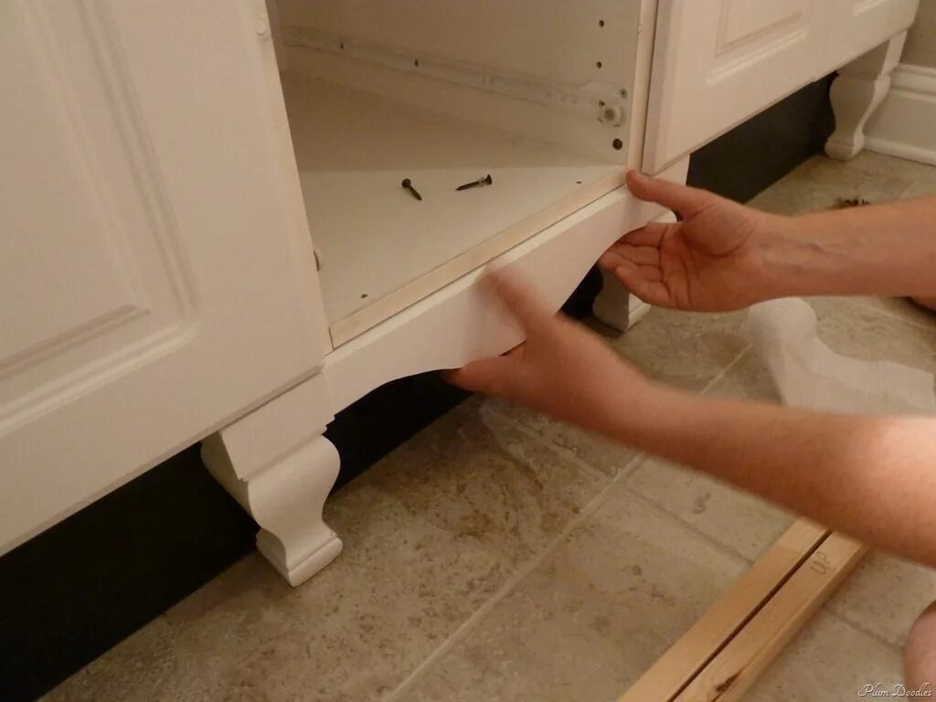 Ножки для шкафа. Шкаф кухни ножки. Кухонный шкафчик на ножках. Декор ножек шкафа на кухне.