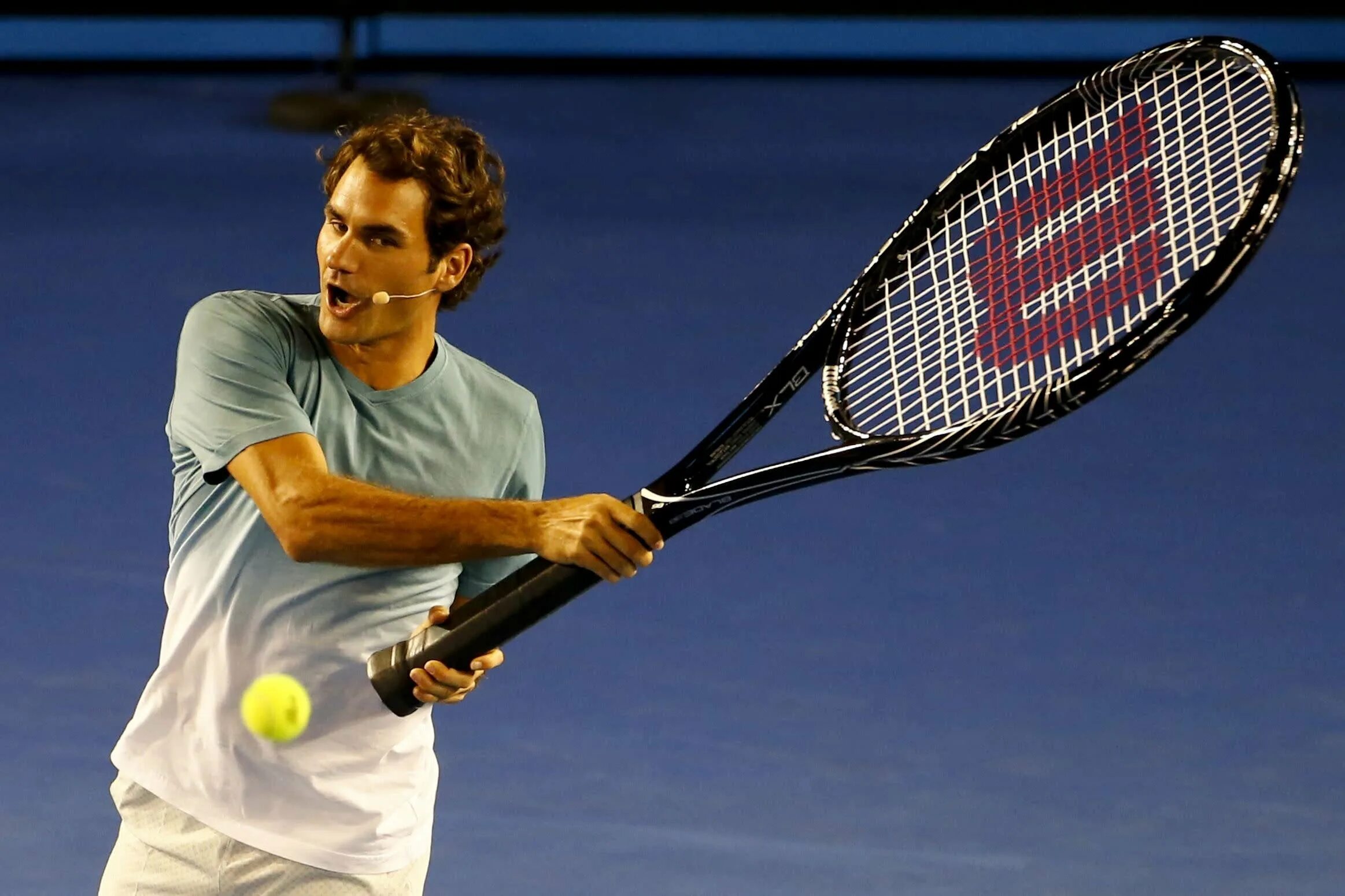 Роджер Федерер с ракеткой. Шелтон теннисист. Гигантские ракетки. Ракетка для большого тенниса. Теннис игра с ракетками