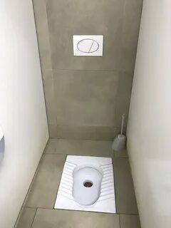 Унитаз в полу для общественных