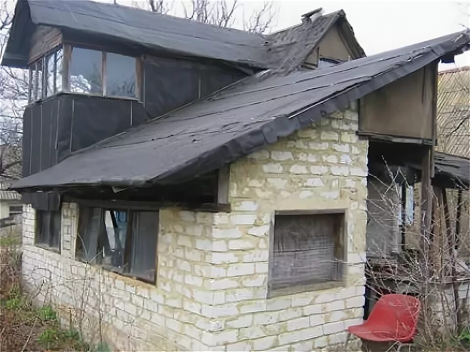 Сарай рубероид. Дом из рубероида. крыша дачи из рубероида. кровля сарая из рубероида. рубероид на крыше садового домика.