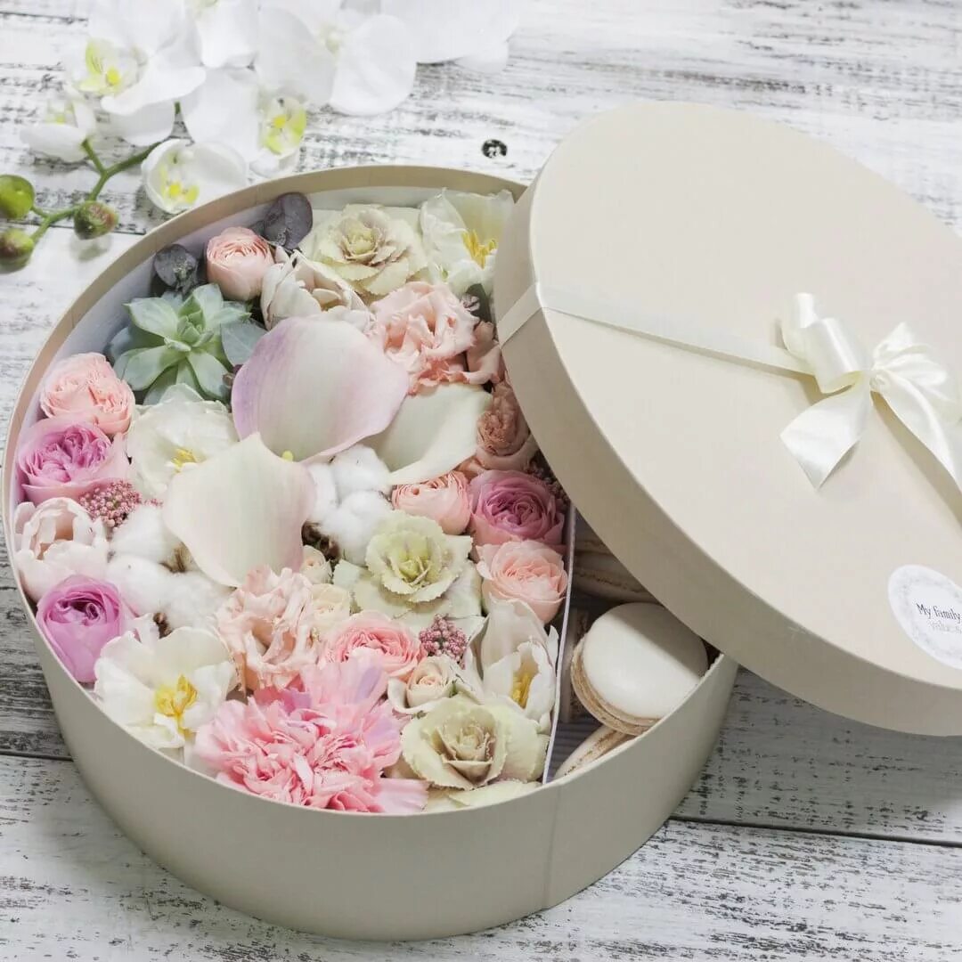 Korobka s cvetami. Букет в коробочке. Красивые коробочки с цветами. Цветочные коробочки. Коробочки с цветами и сладостями.