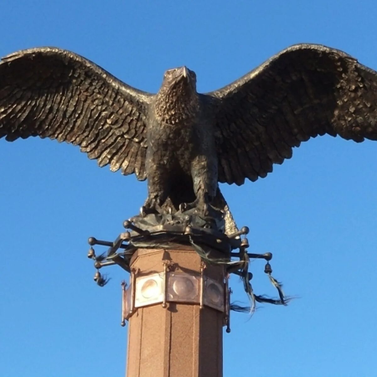 Скульптура орла Ольхон. Город Орел скульптура "Орел-основатель". Город Орел памятник Орлу. Статуя орла в Орле.