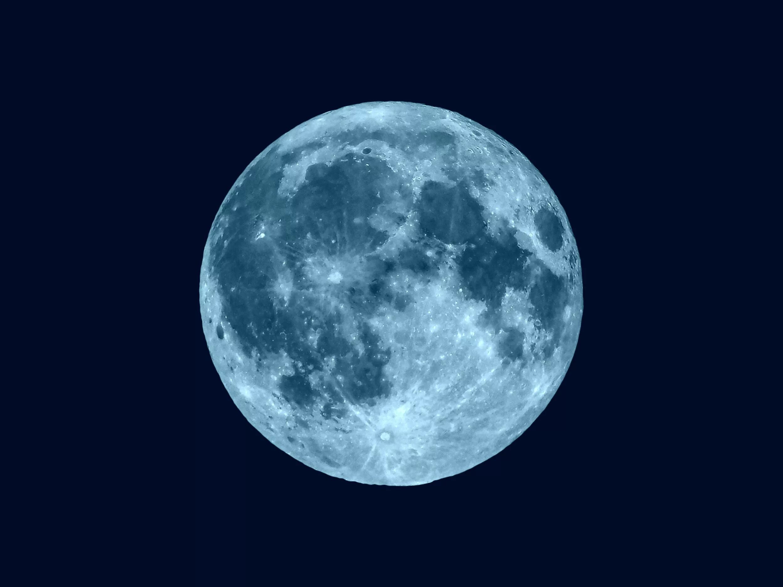 Синяя Луна. Ясная Луна. Голубая Луна месяц. Фото синей Луны.